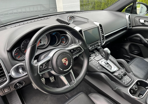 Porsche Cayenne cena 209000 przebieg: 104000, rok produkcji 2017 z Rzgów małe 497